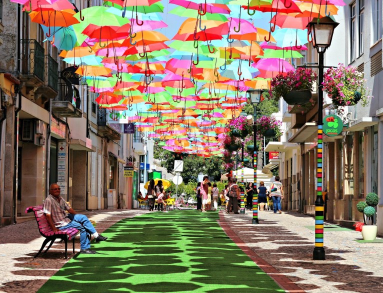 colorful-umbrella-installation-agueda-portugal-patricia-almeida-gessato-gblog-1